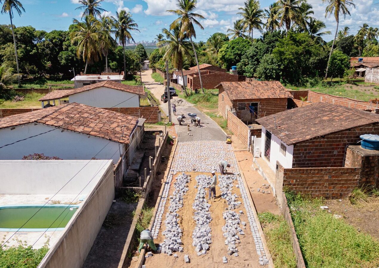 Prefeito Jackson acelera obras de pavimentação na zona rural de Santa Rita e leva infraestrutura viária a Forte Velho e Livramento