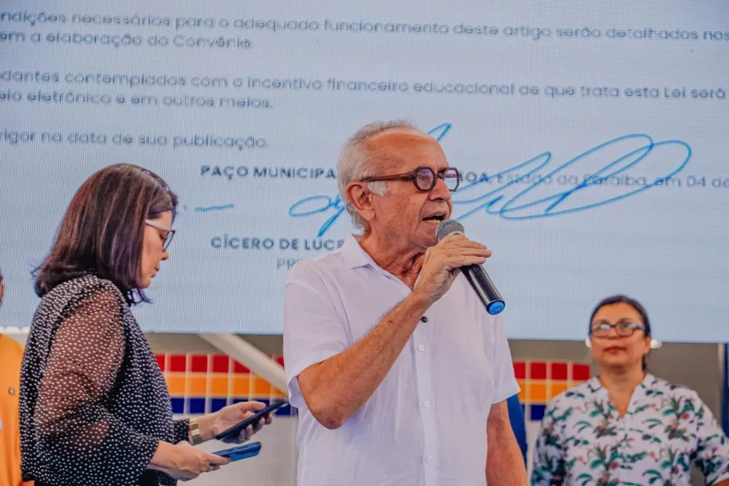 Prefeito Cícero Lucena encaminha à Câmara projeto que cria o Programa Pé-de-Meia Municipal