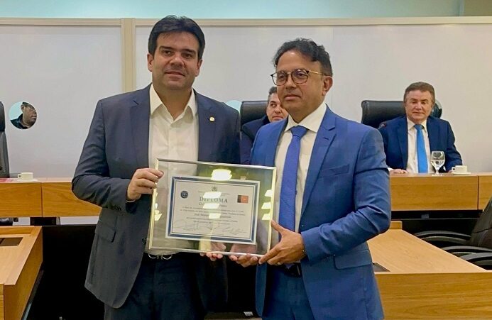 Em sessão proposta por Eduardo Carneiro, ALPB entrega título de cidadania ao empresário José Maranhão