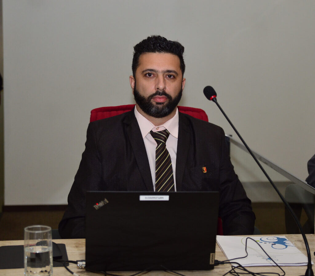 Substituto que votou contra Alanna responde processo contra própria nomeação e ocupa vaga da conselheira no TCE