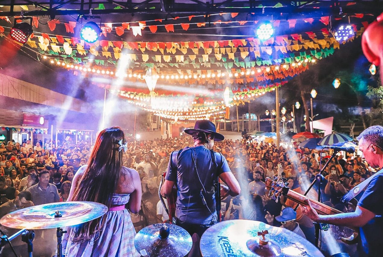 Sucesso de público, Gustavinho Sanfoneiro e Mayk Diau marcam a abertura do ‘Esquenta São João’ no Terreirinho do Forró, em Patos