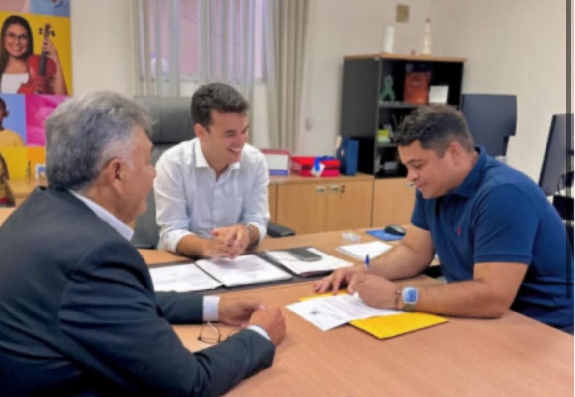 Márcio Roberto e Pedrito solicitam nova UPA para Santa Rita em reunião com secretário de Saúde