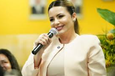 Tacyana Leitão faz história ao ser a primeira prefeita de Bayeux a entregar dois fardamentos escolares