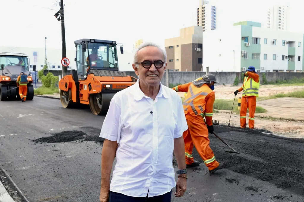 Cícero Lucena projeta conclusão de drenagem e inspeciona pavimentação de vias no bairro do Aeroclube