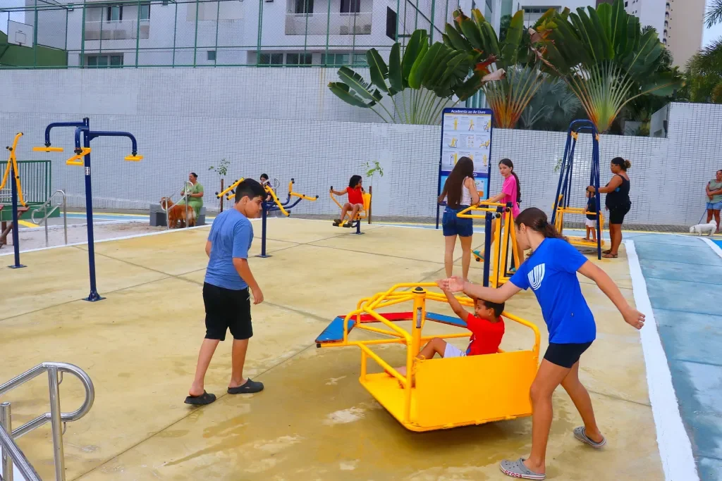 Cícero Lucena e Leo Bezerra entregam nova praça e reforçam compromisso com a qualidade de vida da população