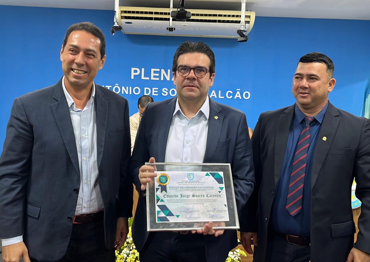 Eduardo Carneiro assegura retroescavadeira para Lucena em parceria com Léo Bandeira e Keninho