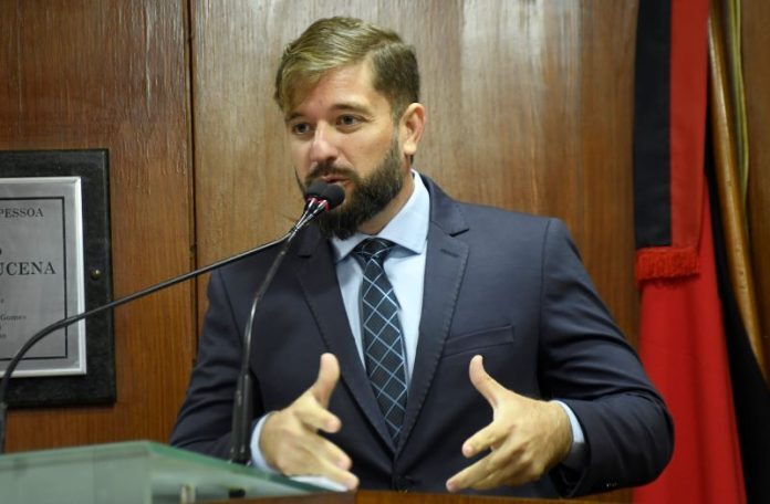 Após ser 1º a assinar pedido para CPI dos Combustíveis, Fábio Lopes protocola requerimento para compor oficialmente comissão