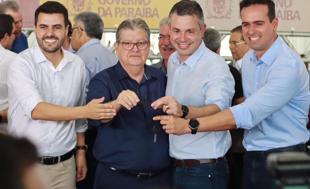 Prefeito André Coutinho garante mais um ônibus escolar para atender estudantes de Cabedelo