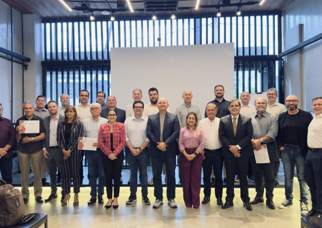 Deputado Eduardo Carneiro participa de reunião plenária do Farol do Desenvolvimento e entrega certificados a líderes homenageados