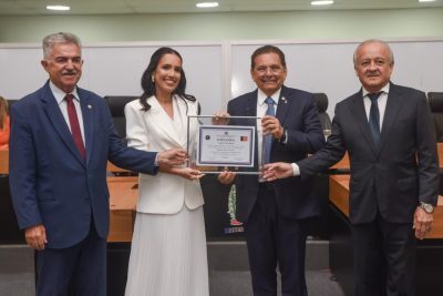 ALPB entrega título de cidadã paraibana à promotora de Justiça, Fabiana Alves Mueller