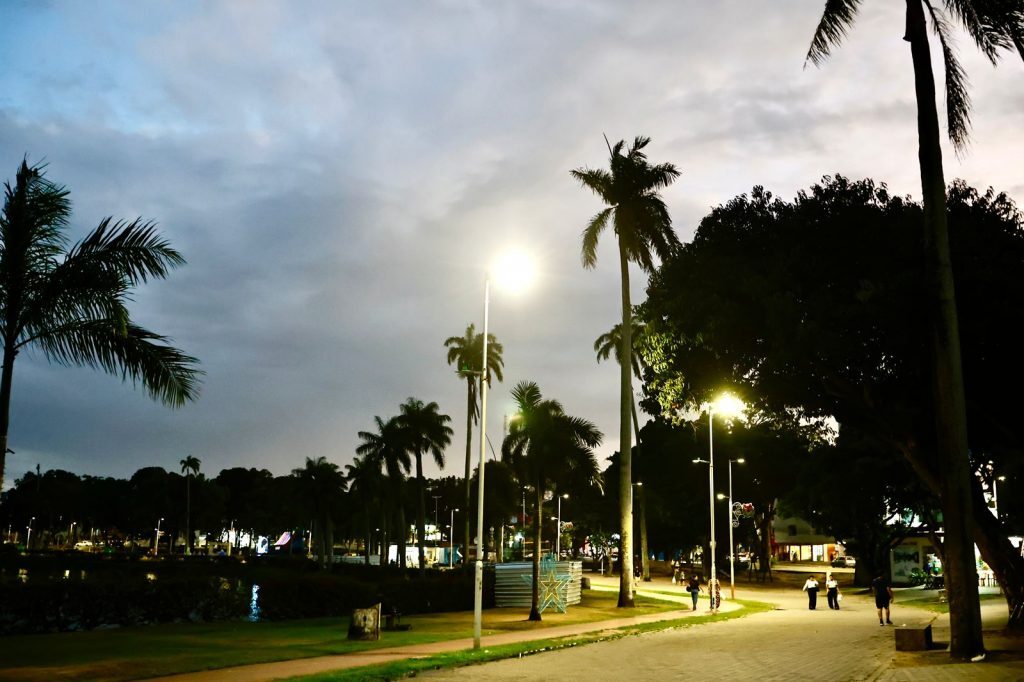 Prefeitura de João Pessoa instala iluminação em LED no Parque Solon de Lucena