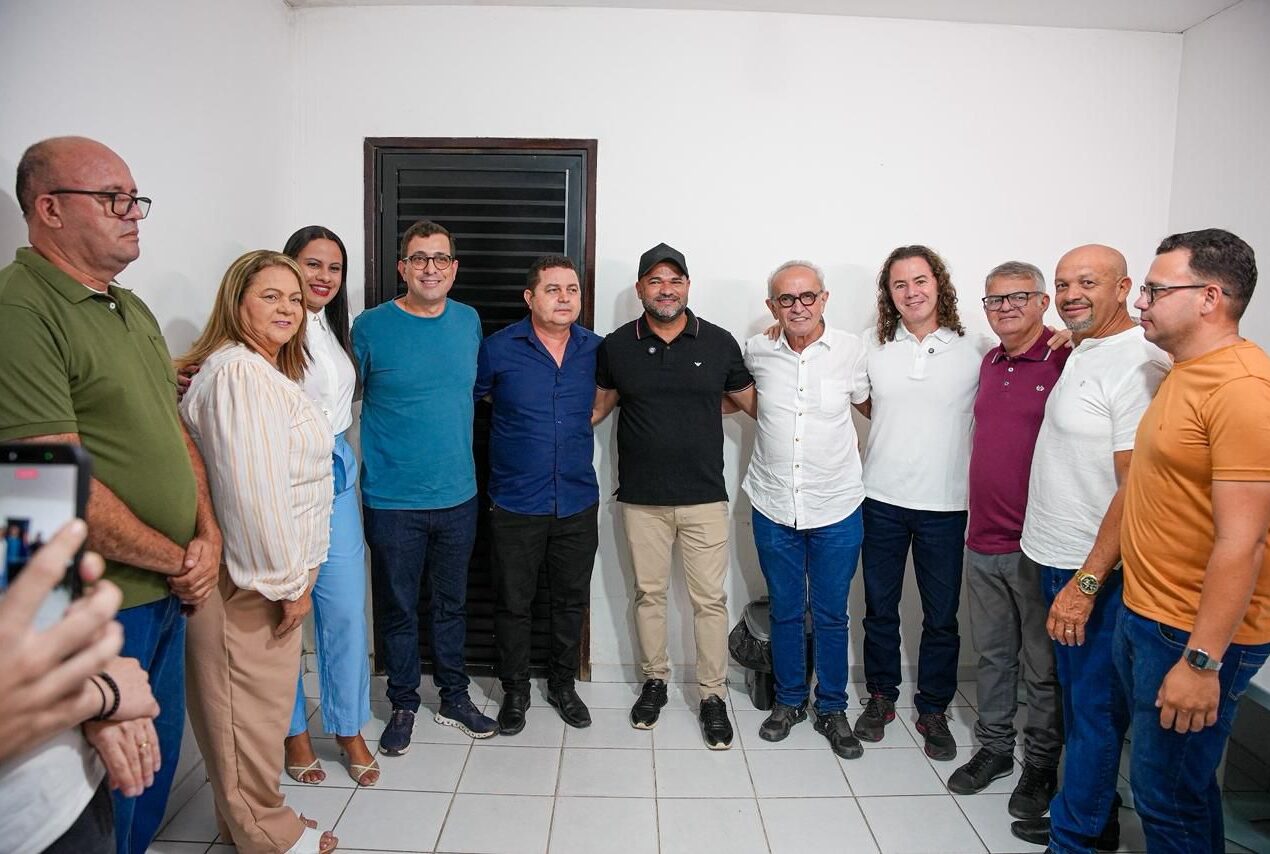 Cícero Lucena recebe adesão do prefeito Léo Martins, de Sobrado