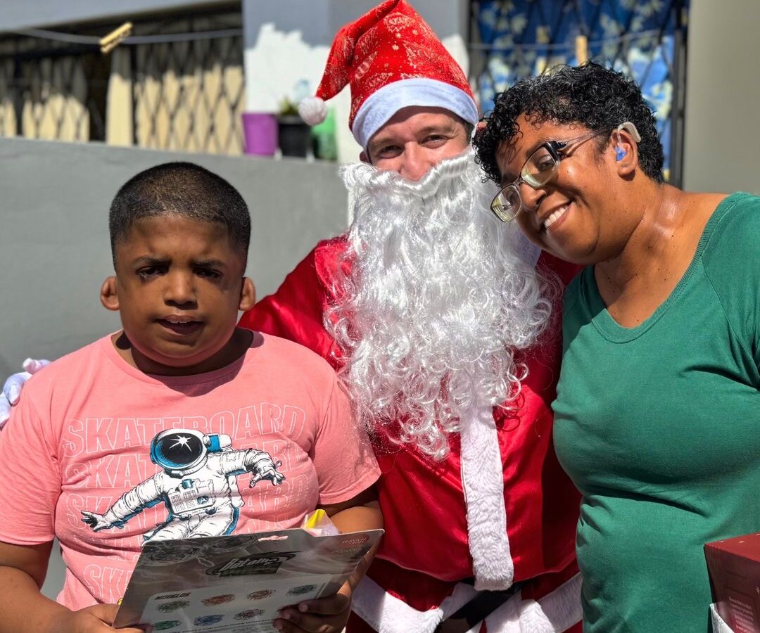 Vereador se veste de Papai Noel e leva Natal inclusivo a crianças especiais em João Pessoa