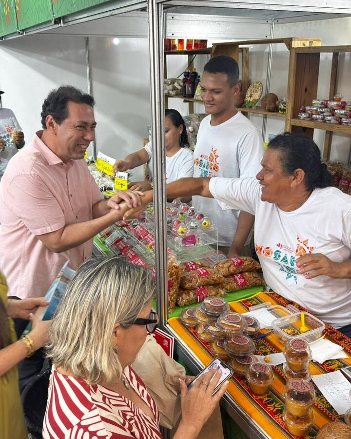 Léo Bandeira participa de abertura do Salão do Artesanato e prestigia artesãos de Lucena