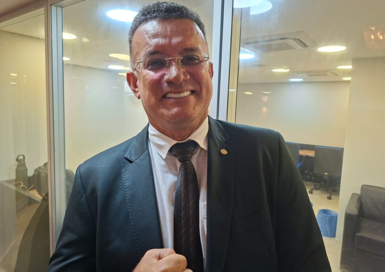 Sargento Neto apresenta título de cidadania paraibana para Flávio Bolsonaro na Assembleia
