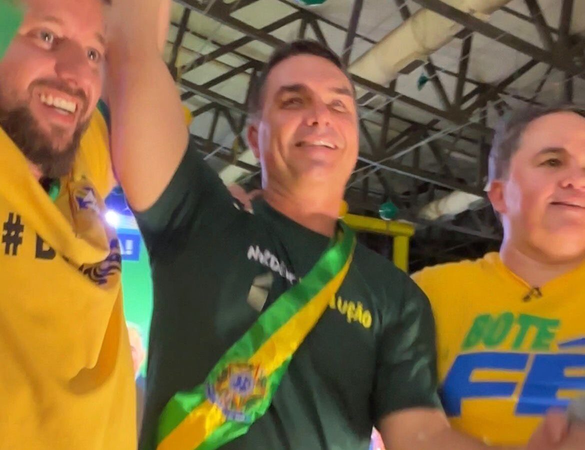 Gesto de peso: Fábio Lopes coloca faixa presidencial em Flávio Bolsonaro e reforça protagonismo político