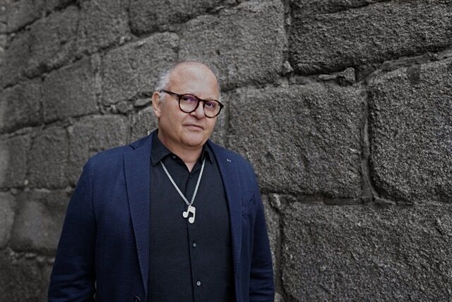 Guilherme Arantes celebra 50 anos de carreira com a turnê “50 Anos-Luz” dia 10 de abril no Teatro Pedra do Reino