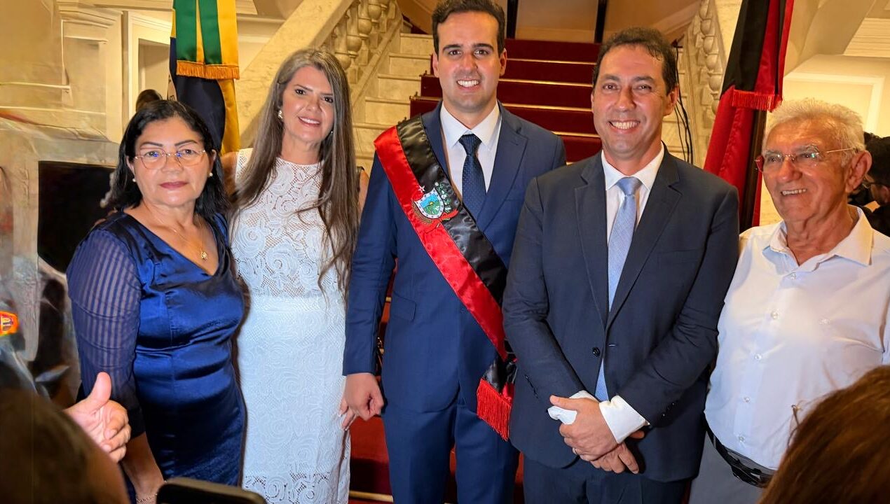 Prefeito Léo Bandeira e comitiva prestigiam posse do governador Lucas Ribeiro