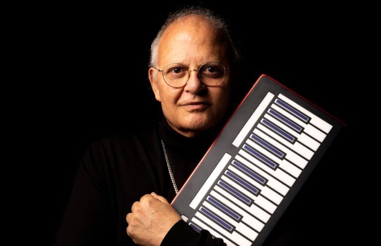Guilherme Arantes celebra 50 anos de carreira nesta sexta 10 de abril no Teatro Pedra do Reino
