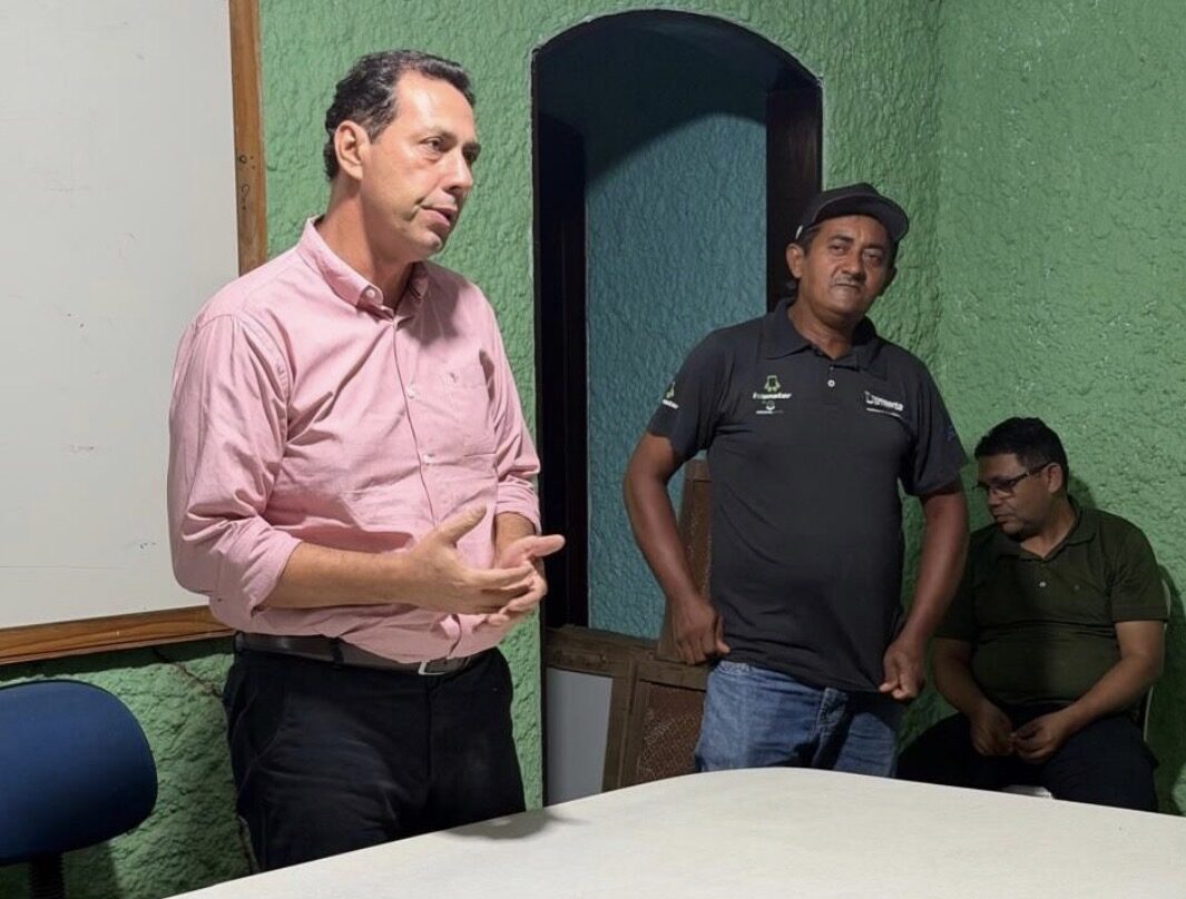 Prefeito de Lucena, Léo Bandeira, se reúne com agricultores e reforça ações para o fortalecimento da zona rural