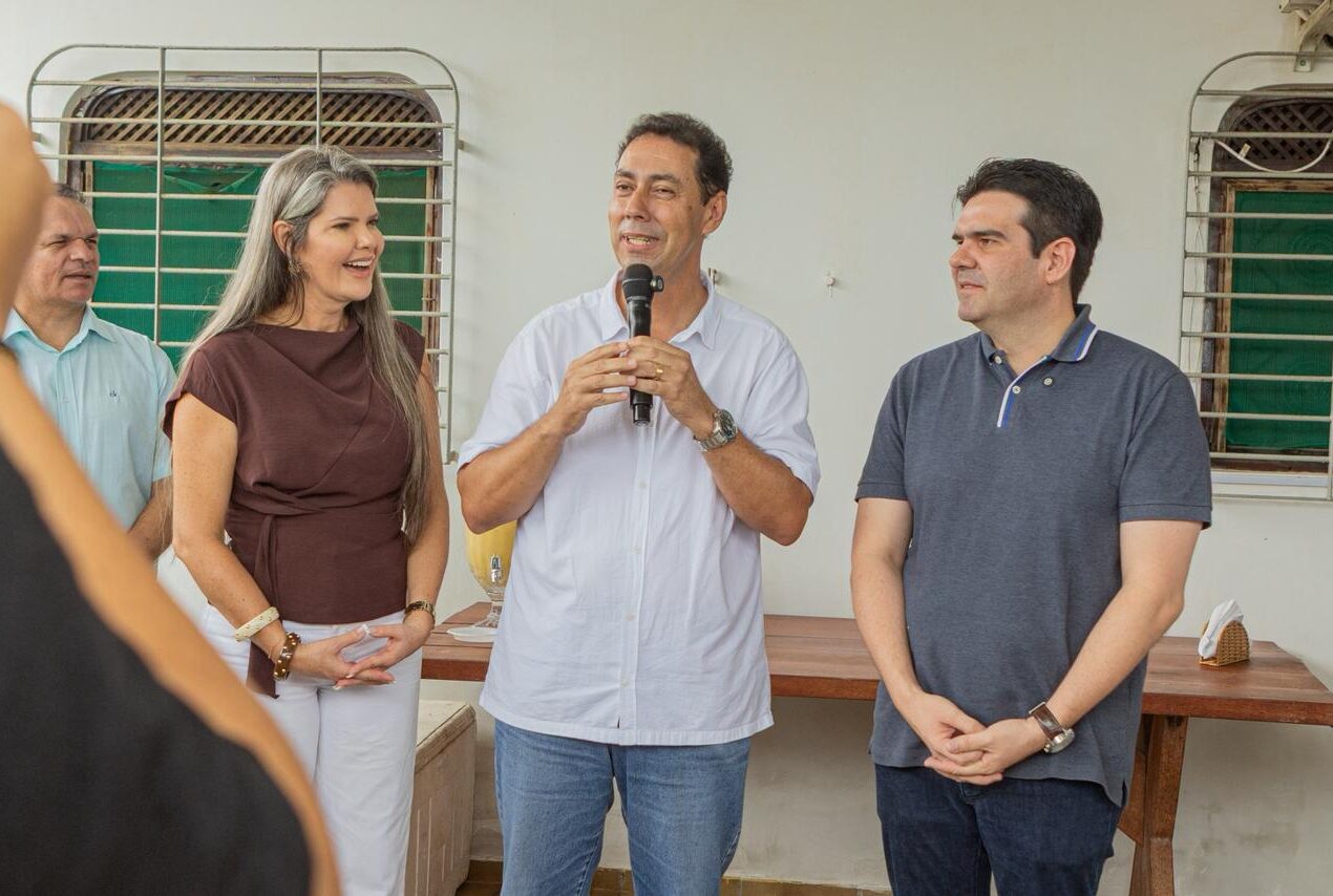 Prefeito Léo Bandeira anuncia apoio a Eduardo Carneiro durante café da manhã com aliados