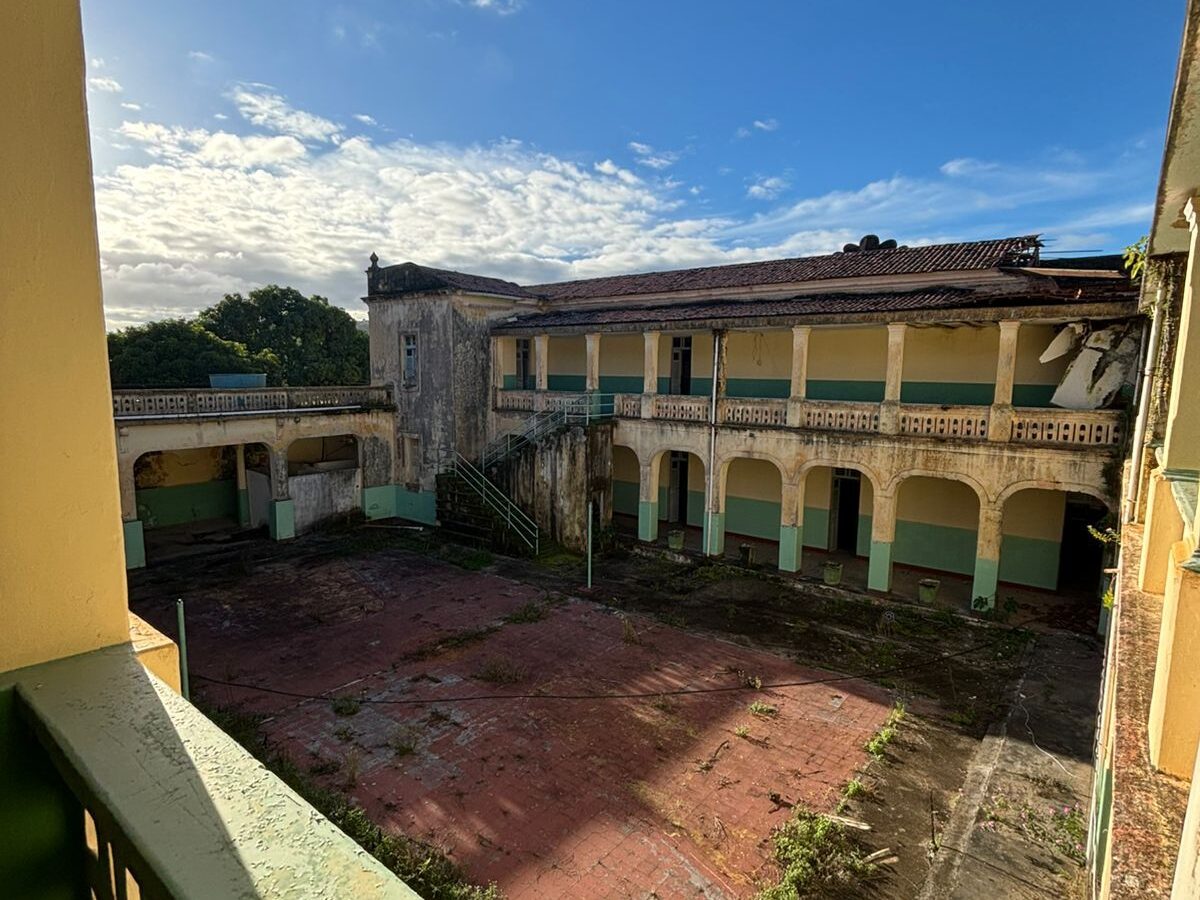 Tião Gomes articula junto ao Governo do Estado recuperação de colégio centenário ameaçado de desabamento em Bananeiras