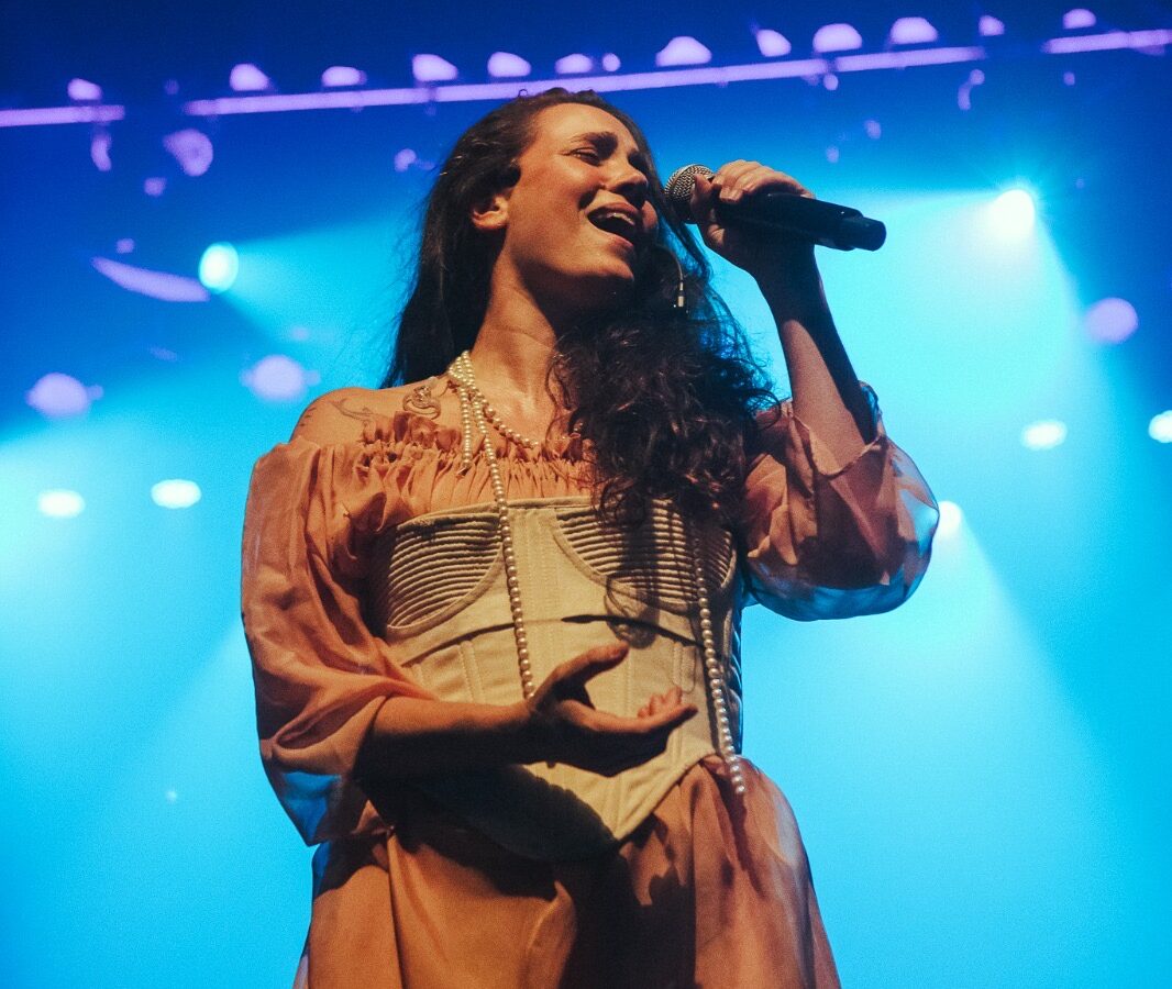 Cantora Tiê apresenta novo show em João Pessoa no dia 18 de julho, no Teatro Paulo Pontes