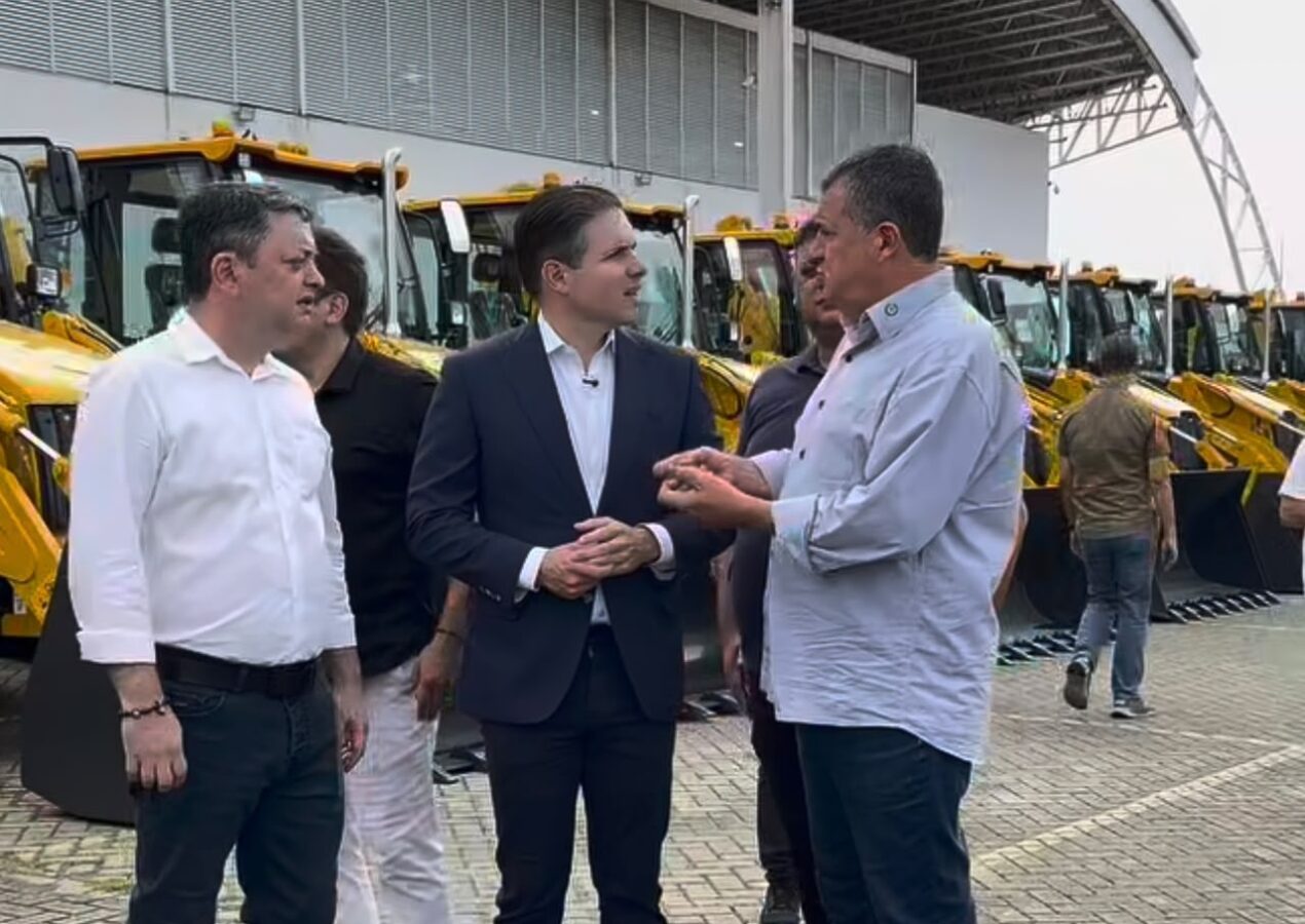 George Coelho destaca fortalecimento dos municípios durante entrega de equipamentos para agricultura na Paraíba