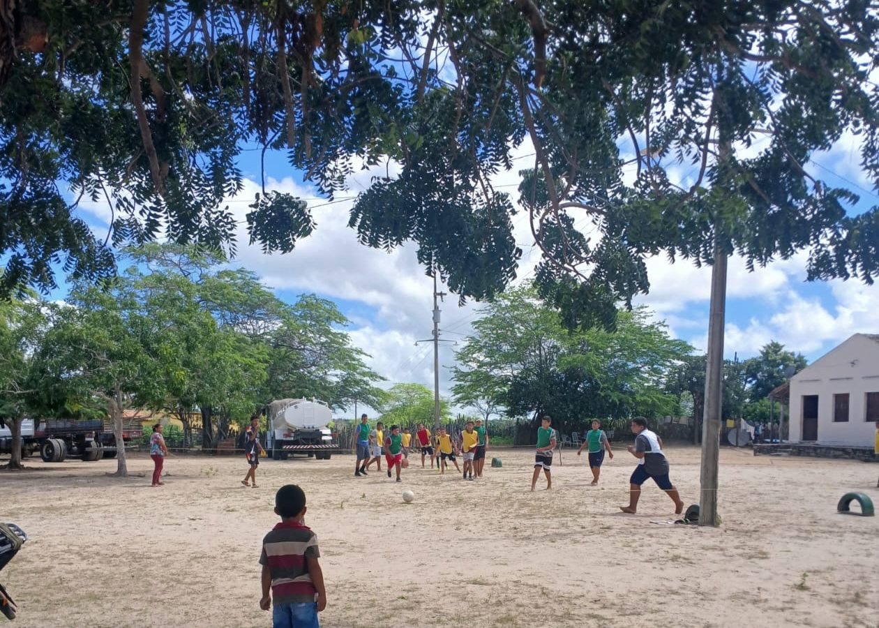 Milagre Sertão lança campanha para adquirir chuteiras do time de futebol de Serrote Baixo