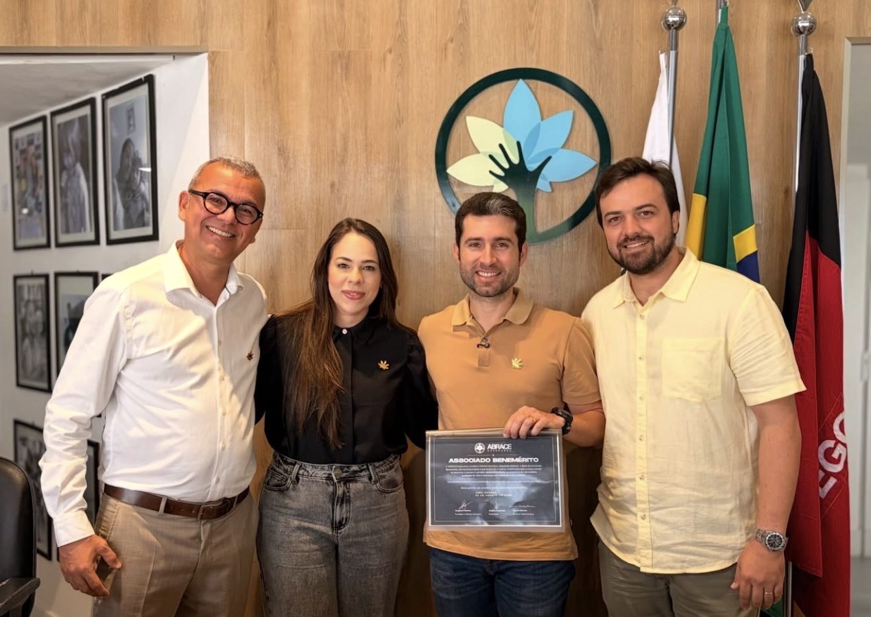 Michel Henrique entra para a história da Abrace e recebe homenagem por atuação em defesa da instituição