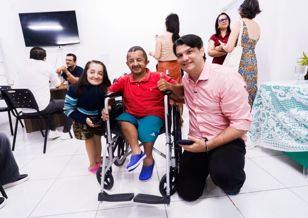Em visita ao Centro de Doenças Raras, Leo Bezerra destaca pioneirismo em exames de sequenciamento genético