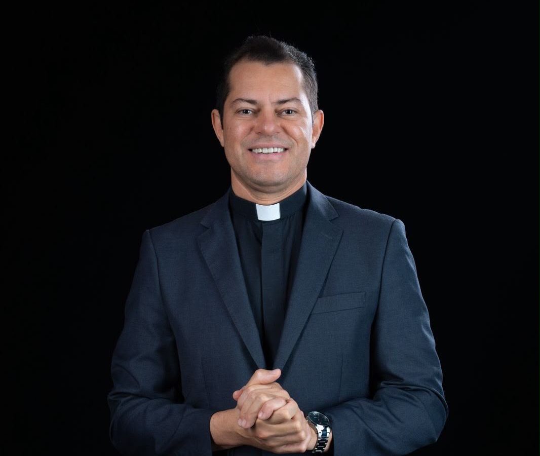 Padre Márcio José lança livro que convida famílias a redescobrir a presença em tempos de telas