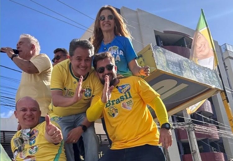 Candidato a deputado estadual, Fábio Lopes coloca mais de 200 veículos na carreata da Direita, de Flávio e Efraim, em João Pessoa
